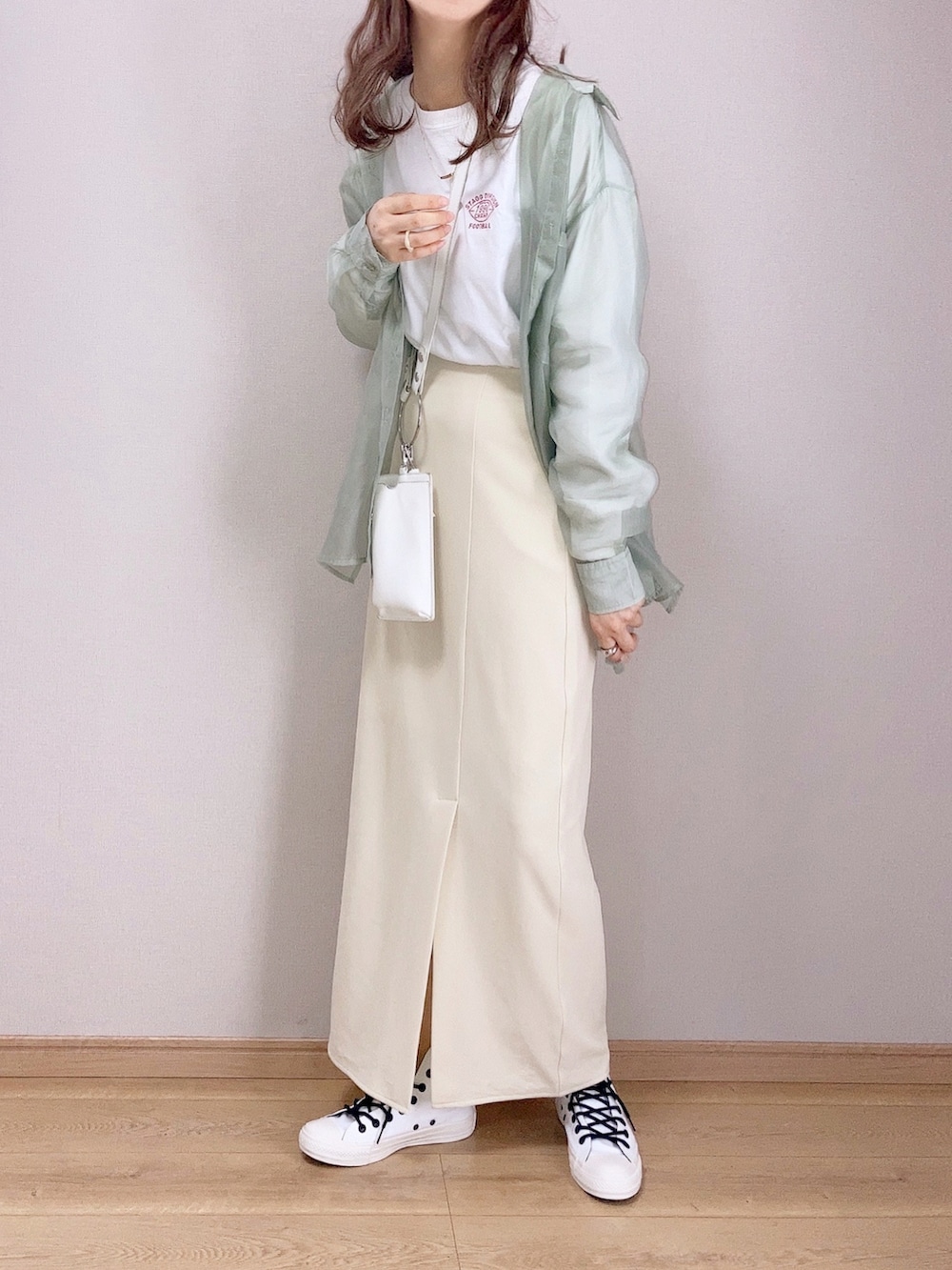 グリーン系のシャツ/ブラウス、ホワイト系のTシャツ/カットソー、ホワイト系のスカートを着用したレディースの春コーディネートの2枚目の写真