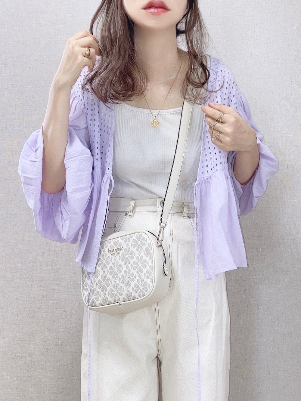 パープル系のシャツ/ブラウス、ホワイト系のタンクトップ、ベージュ系のデニムパンツを着用したレディースの夏コーディネートの2枚目の写真