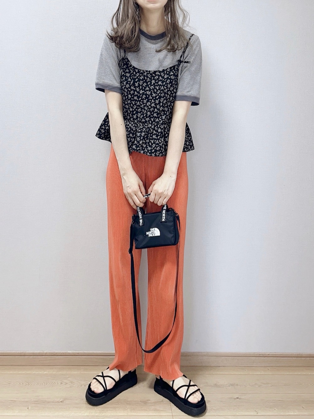 ブラック系のシャツ/ブラウス、ブラック系のTシャツ/カットソー、オレンジ系のその他パンツを着用したレディースの春コーディネートの3枚目の写真