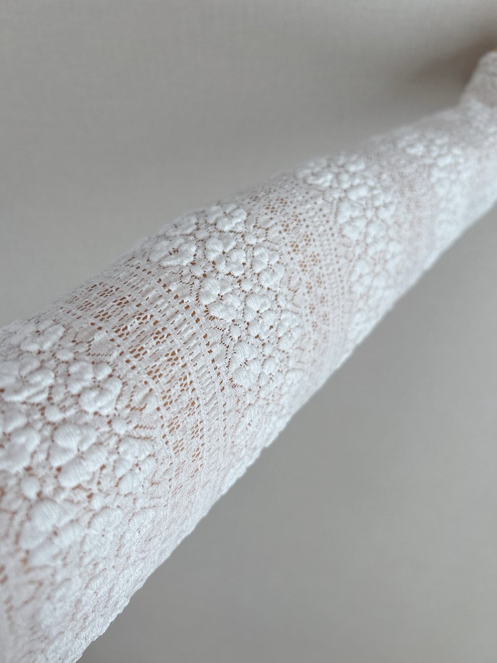 ホワイト系のTシャツ/カットソー、グレー系のサロペット/オーバーオール、ベージュ系のショルダーバッグを着用したレディースの冬コーディネートの3枚目の写真