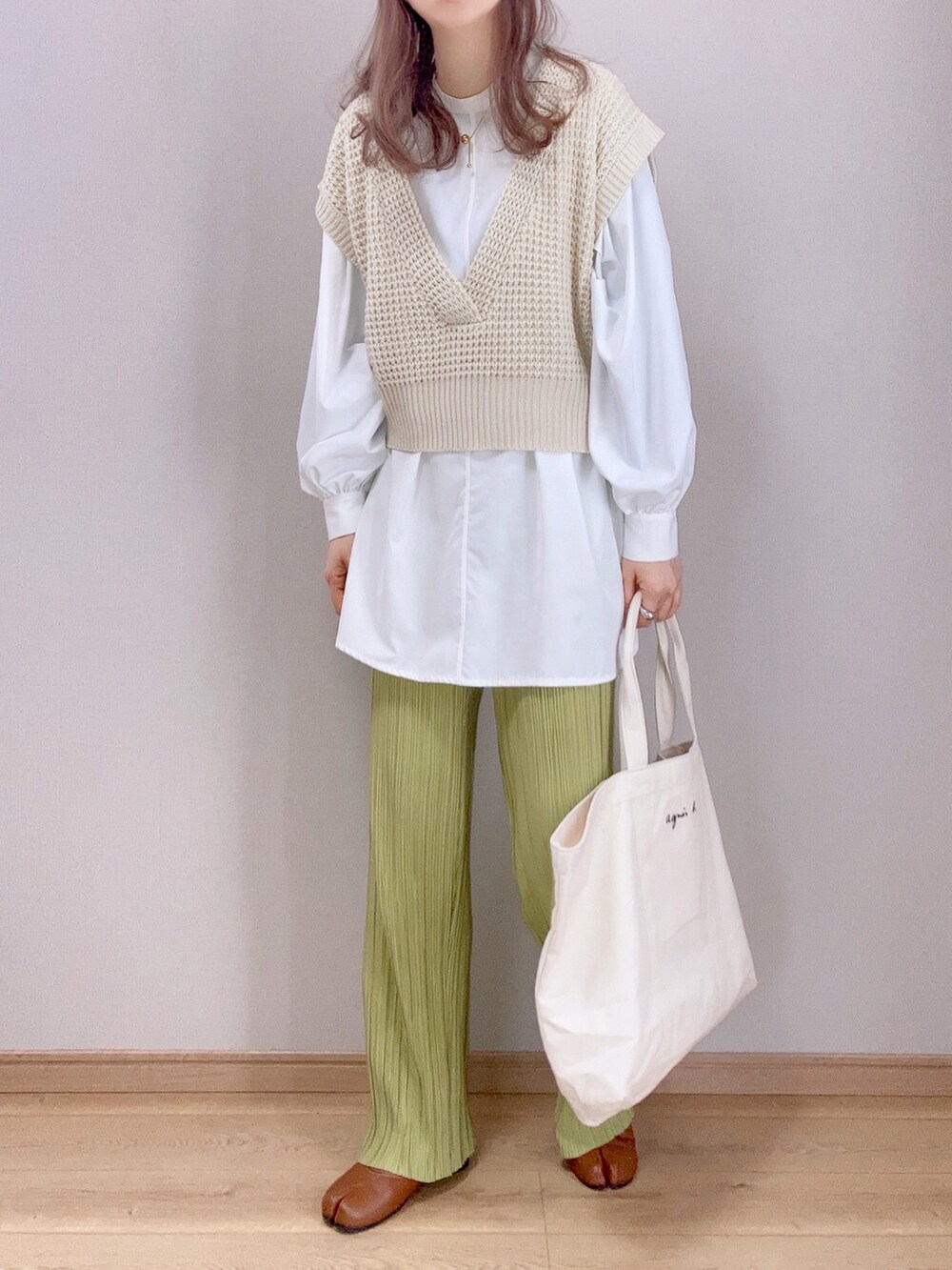 ホワイト系のベスト、ホワイト系のシャツ/ブラウス、グリーン系のその他パンツを着用したレディースの春コーディネートの2枚目の写真