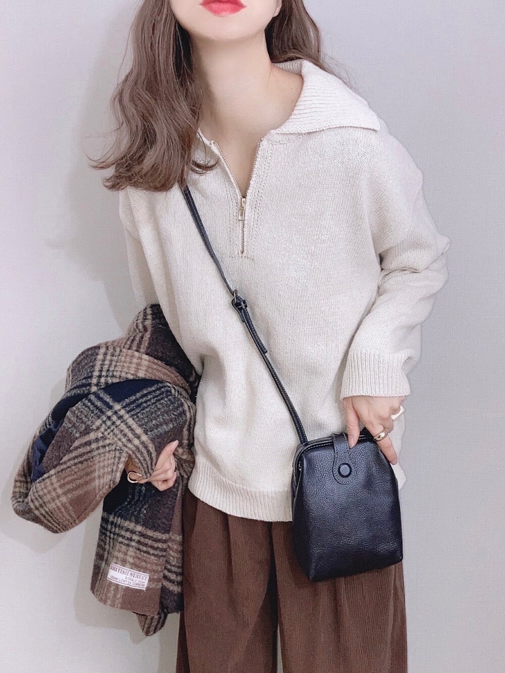 「ハーフジップ、ビッグカラー、コーデュロイパンツ、チェック柄に恋してる、ショルダーバッグ、シンプル、プチプラ、足袋、冬コーデ、マイベストコーデ2021、カラーパンツ」|「Chaco closetのハーフジップニット(ニット/セーター、ホワイト系)」を使った、ぴょんさん(レディース・167cm)の冬コーディネートの2枚目の写真