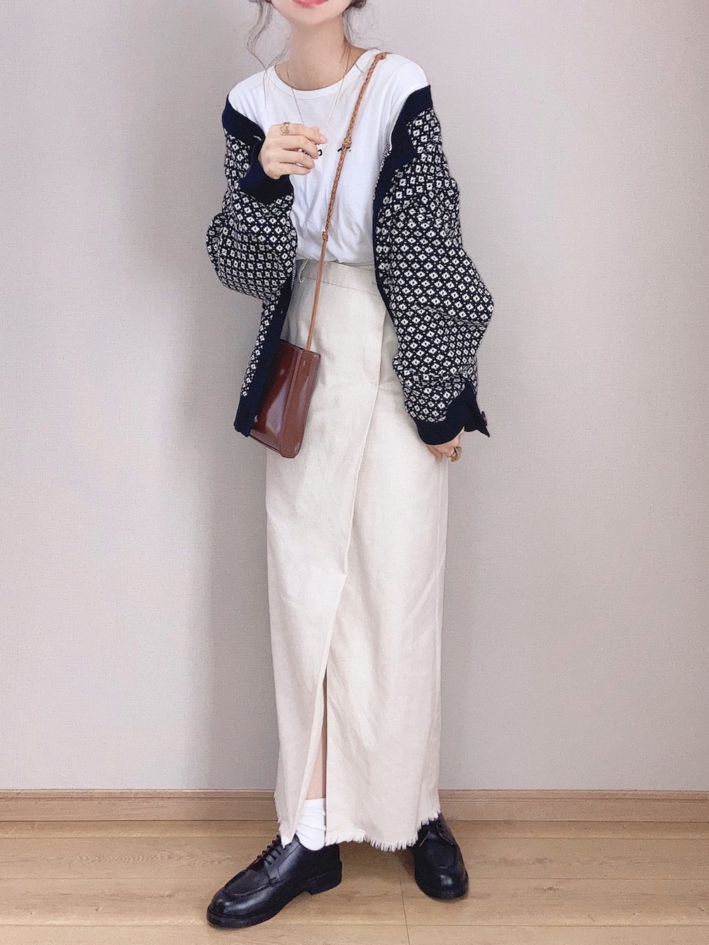 ブラック系のドレスシューズ、ブラック系のカーディガン/ボレロ、ホワイト系のTシャツ/カットソーを着用したレディースの秋コーディネートの2枚目の写真