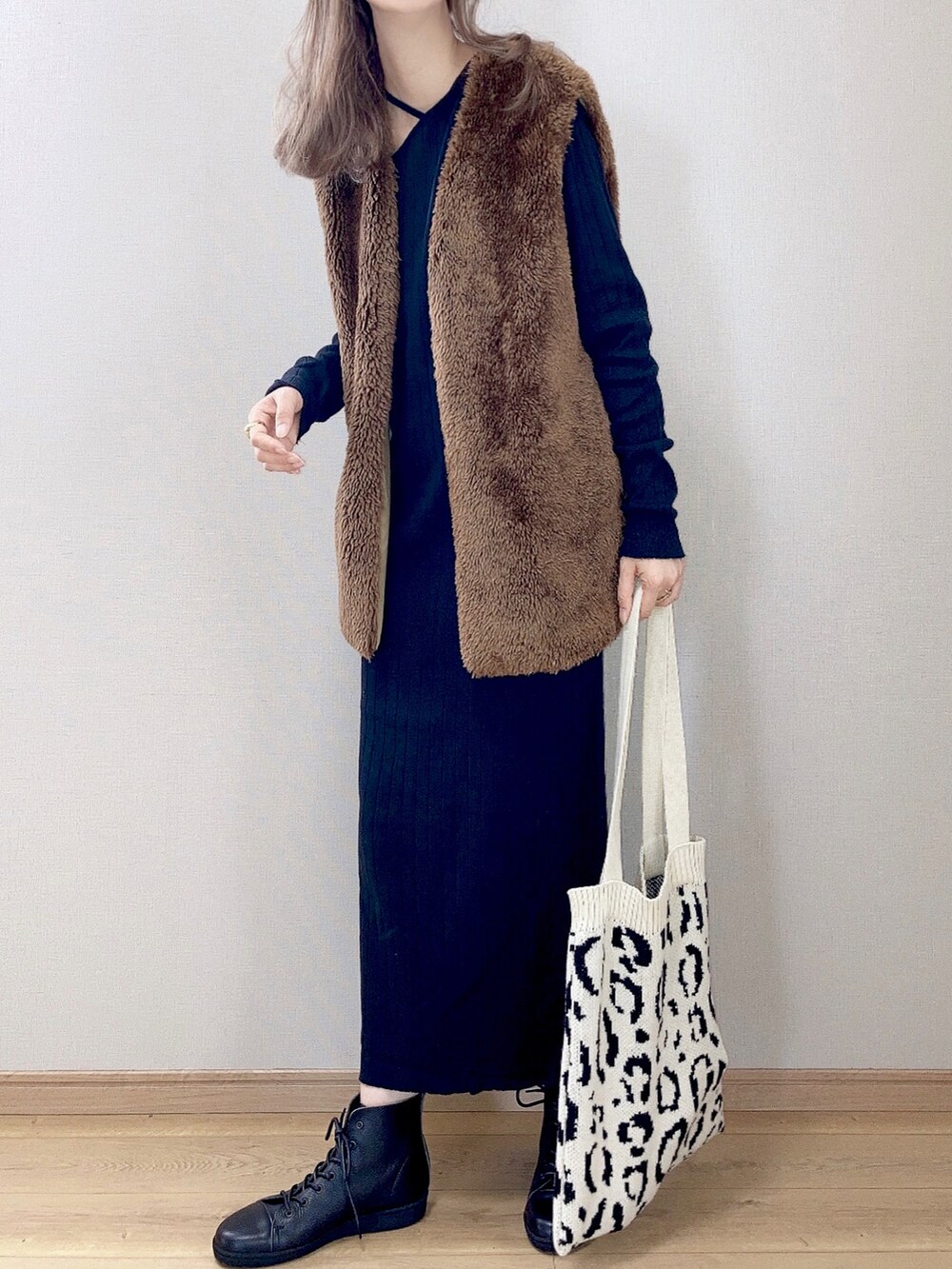 ブラック系のスニーカー、ブラウン系のその他アウター、ブラック系のワンピースを着用したレディースの秋コーディネートの2枚目の写真