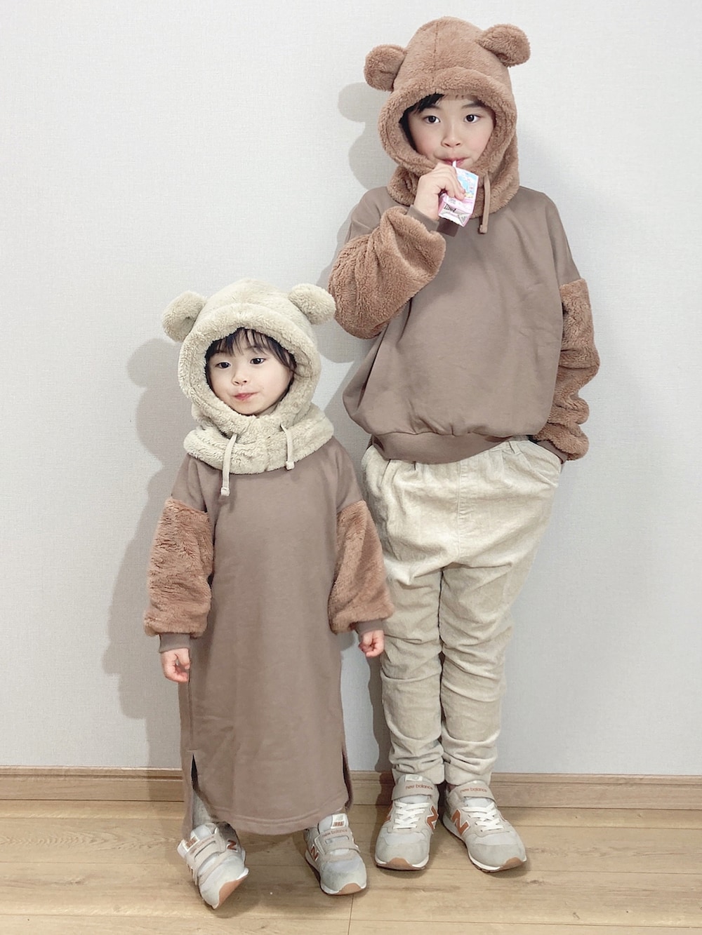 ブラウン系のスウェット、ベージュ系のその他パンツ、ベージュ系のスニーカーを着用したキッズの冬コーディネートの3枚目の写真