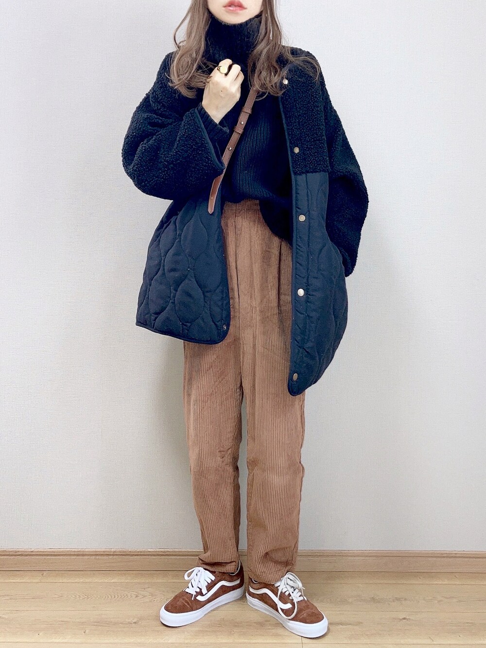 ブラック系のブルゾン、ブラウン系のその他パンツ、ブラウン系のショルダーバッグを着用したレディースの秋コーディネートの2枚目の写真