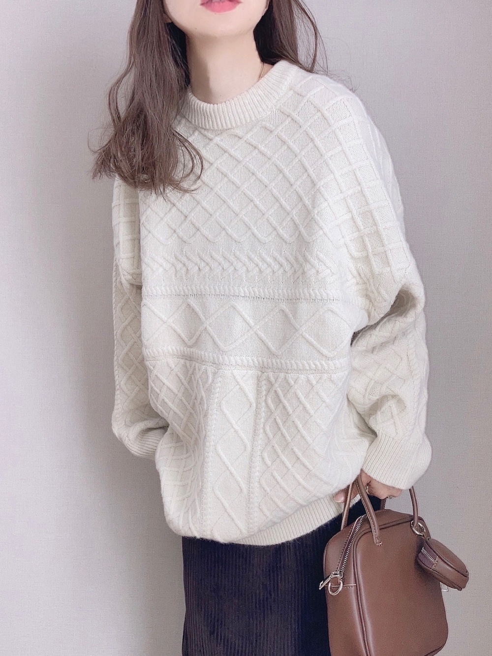 ホワイト系のニット/セーター、ブラウン系のスカート、ブラウン系のショルダーバッグを着用したレディースの秋コーディネートの2枚目の写真