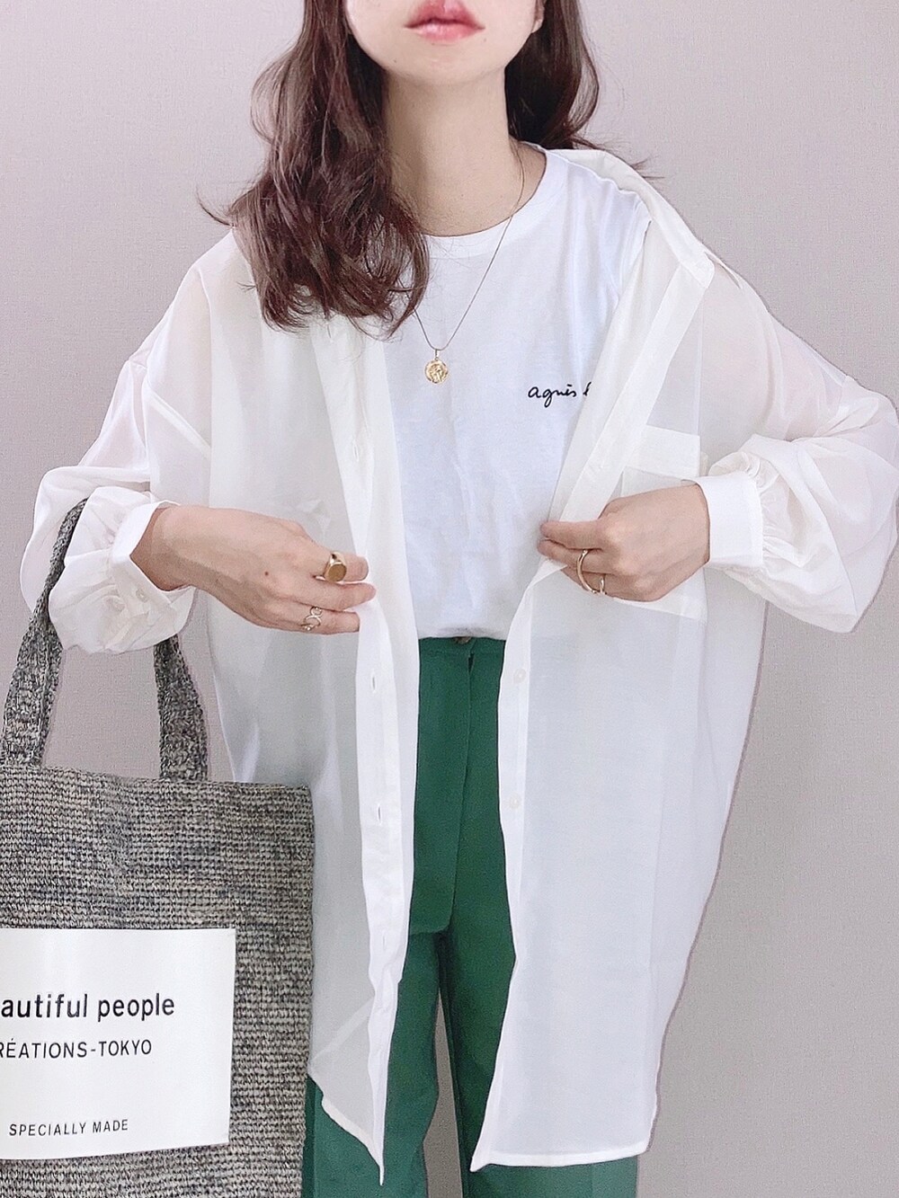 ホワイト系のシャツ/ブラウス、ホワイト系のTシャツ/カットソー、グリーン系のスラックスを着用したレディースの春コーディネートの2枚目の写真