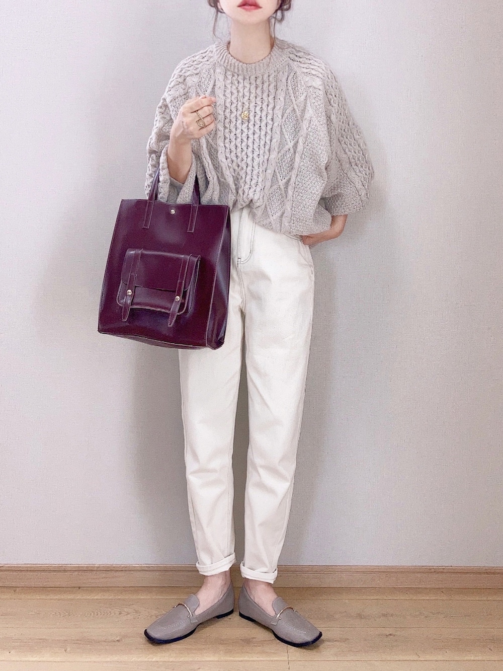 ベージュ系のニット/セーター、ベージュ系のデニムパンツ、グレー系のローファーを着用したレディースの秋コーディネートの3枚目の写真