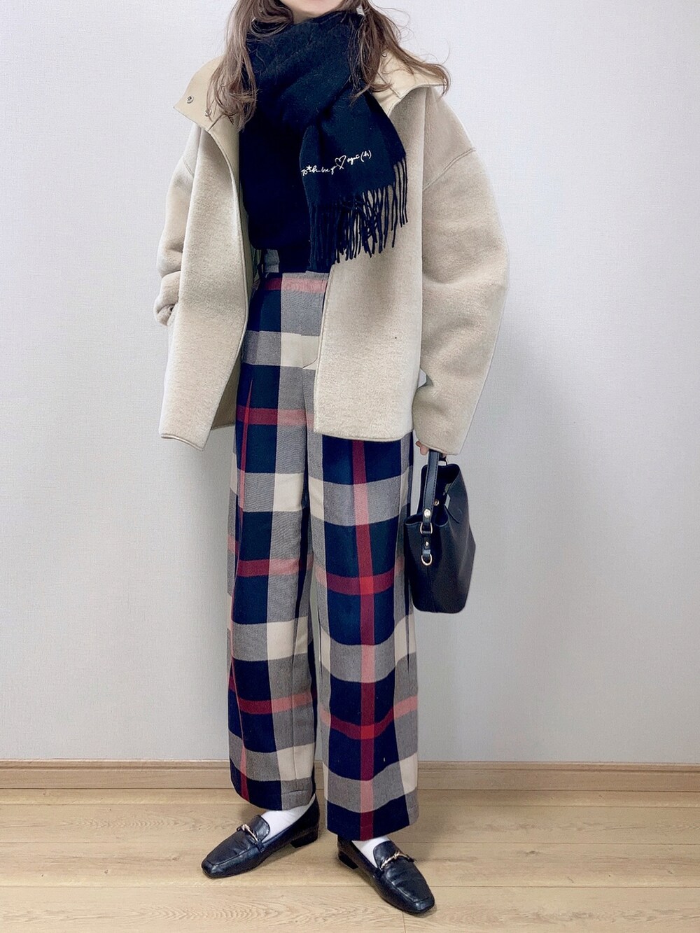 ブルー系のその他パンツ、ベージュ系のブルゾン、ブラック系のショルダーバッグを着用したレディースの冬コーディネートの2枚目の写真
