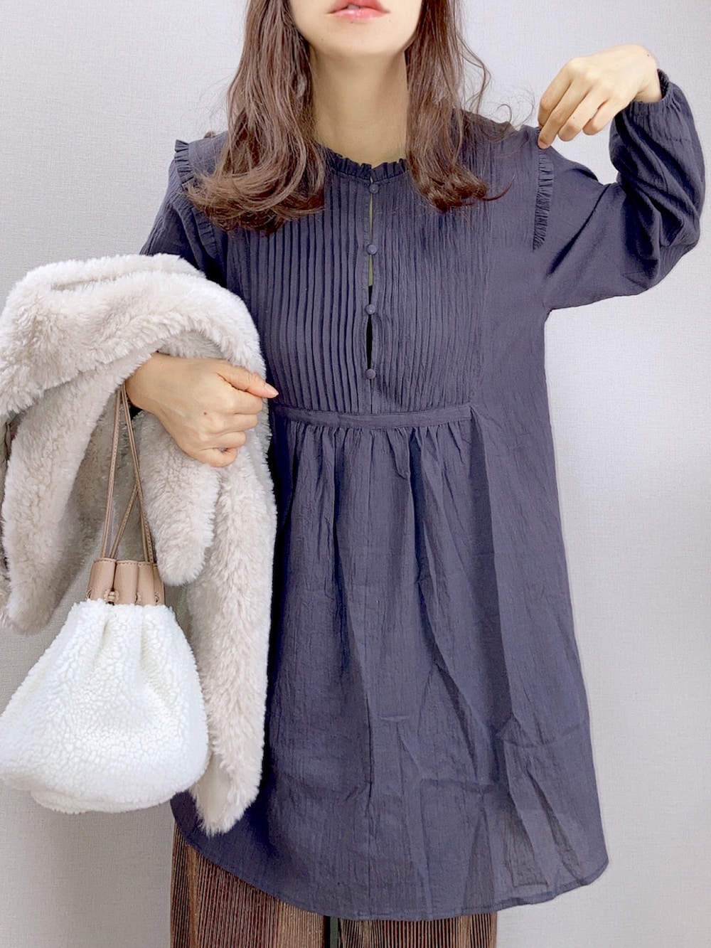 ブラウン系のその他パンツ、ブラウン系のパンプス、グレー系のシャツ/ブラウスを着用したレディースの秋コーディネートの3枚目の写真