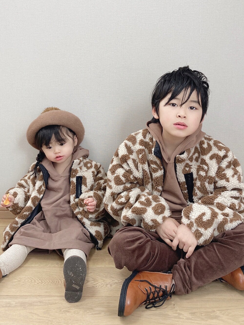 ブラウン系のブルゾン、ブラウン系のその他パンツ、イエロー系のブーツを着用したキッズの冬コーディネートの2枚目の写真