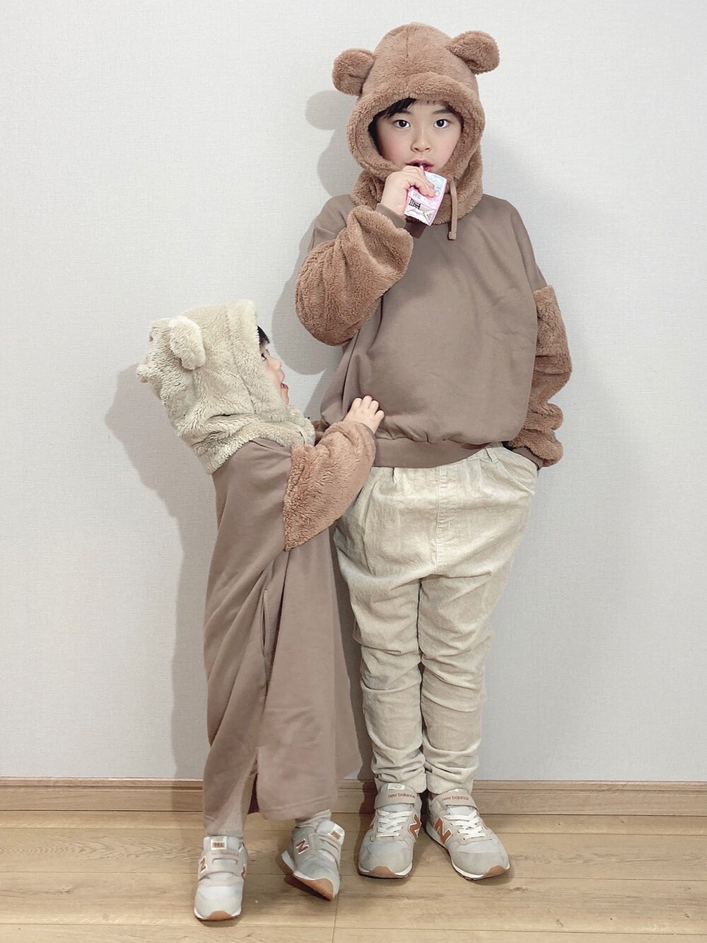 ブラウン系のスウェット、ベージュ系のその他パンツ、ベージュ系のスニーカーを着用したキッズの冬コーディネートの4枚目の写真