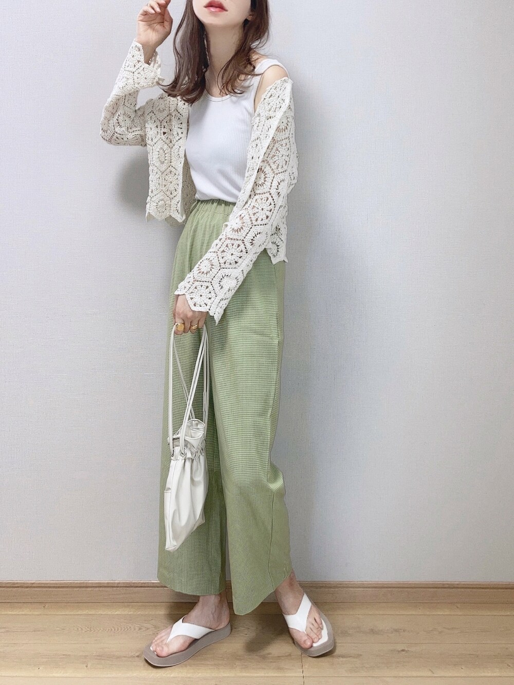 グリーン系のその他パンツ、ホワイト系のカーディガン/ボレロ、ホワイト系のタンクトップを着用したレディースの夏コーディネートの2枚目の写真