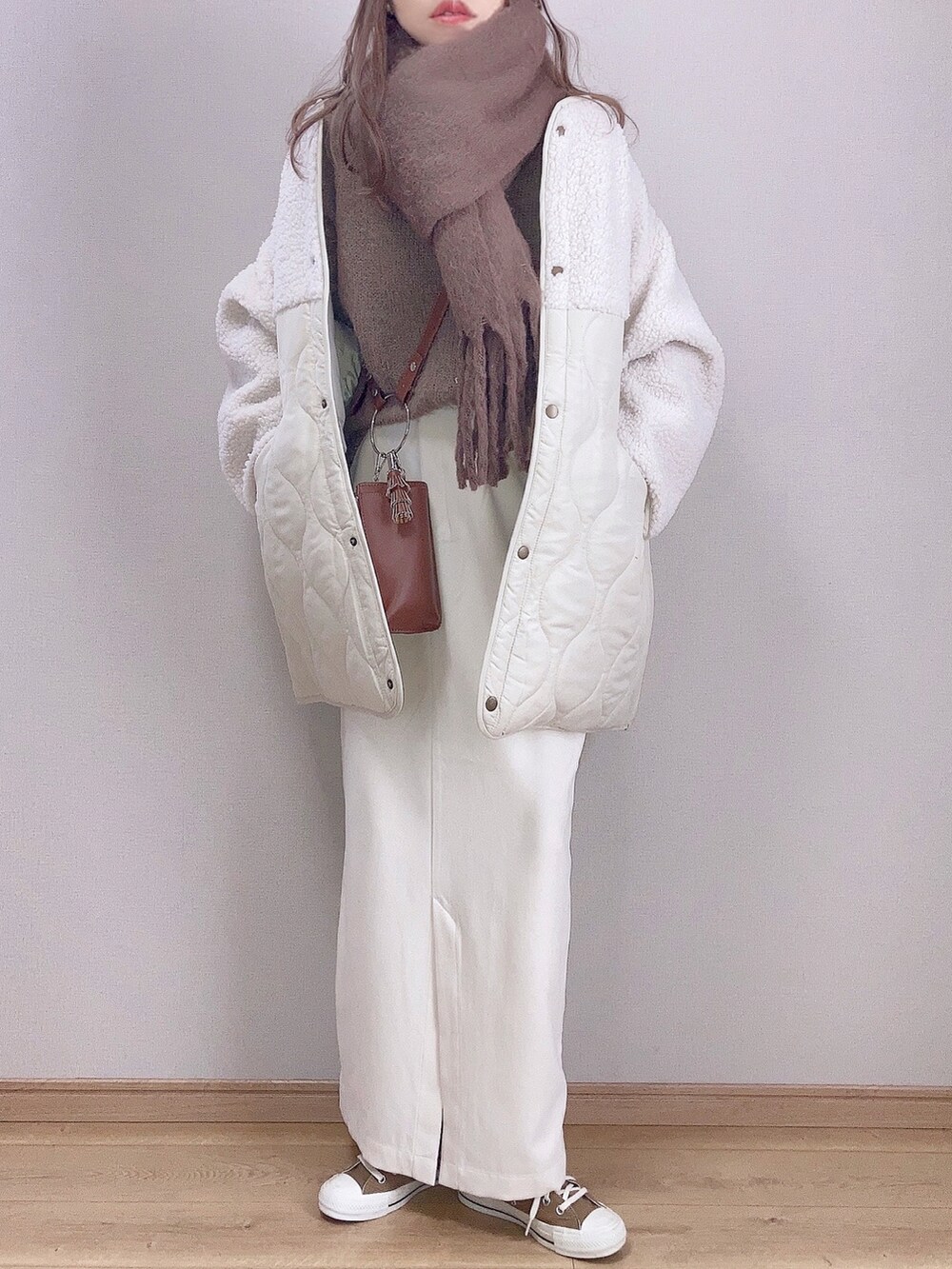 ホワイト系のブルゾン、ホワイト系のスカート、ブラウン系のショルダーバッグを着用したレディースの秋コーディネートの2枚目の写真