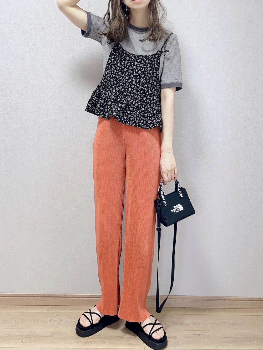 ブラック系のシャツ/ブラウス、ブラック系のTシャツ/カットソー、オレンジ系のその他パンツを着用したレディースの春コーディネートの2枚目の写真