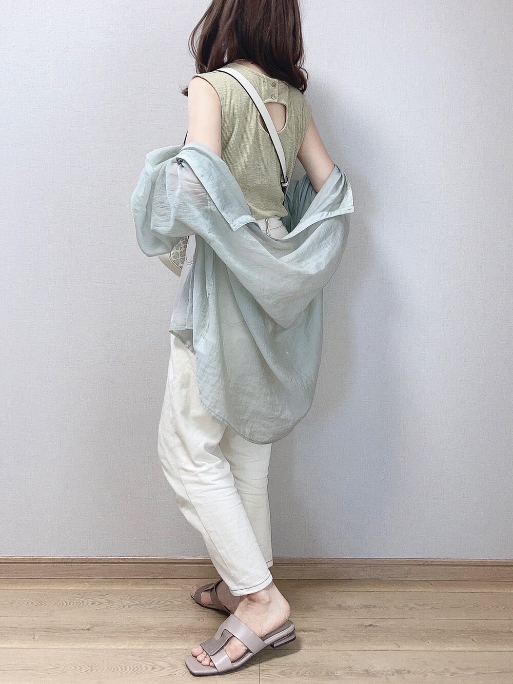 グリーン系のTシャツ/カットソー、グリーン系のシャツ/ブラウス、ベージュ系のデニムパンツを着用したレディースの春コーディネートの2枚目の写真