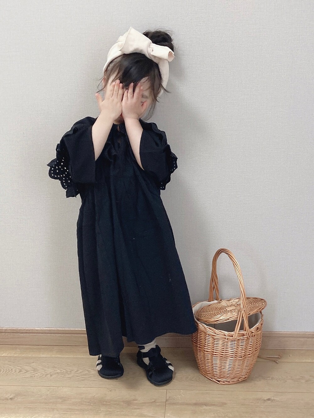 「ごきげんウィーク、モノトーン、ヘアバンド、ワンピース、ロングワンピース、ビッグカラー、初夏コーデ、春夏コーデ、グルカサンダル、サンダルに靴下」｜「LOWRYS FARMのコットンレースカラーワンピース　942859（ワンピース、ブラック系）」を使った、ぴょんさん（キッズ・90cm）の春コーディネートの2枚目の写真