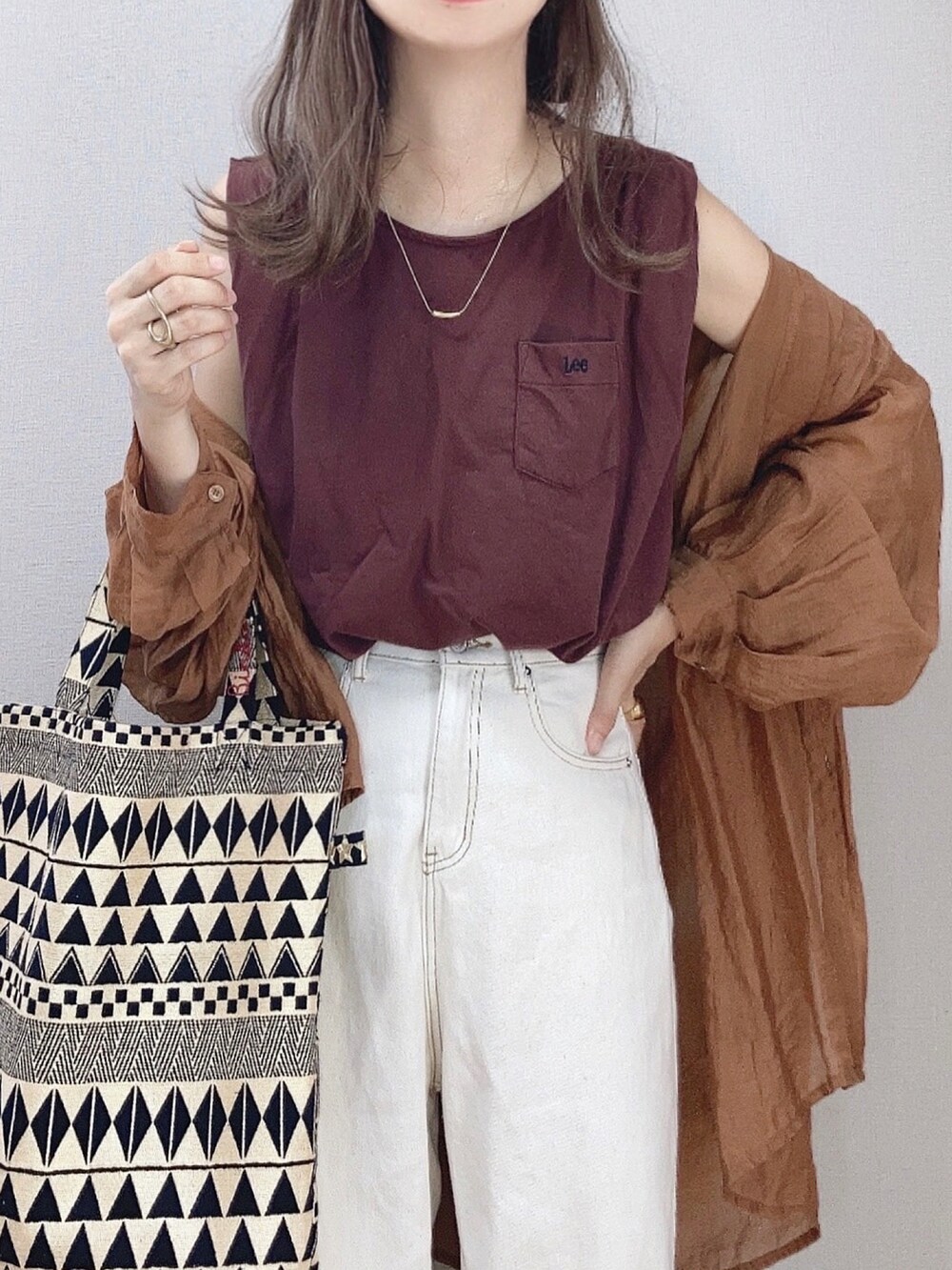 ブラウン系のTシャツ/カットソー、ブラウン系のシャツ/ブラウス、ベージュ系のデニムパンツを着用したレディースの夏コーディネートの2枚目の写真