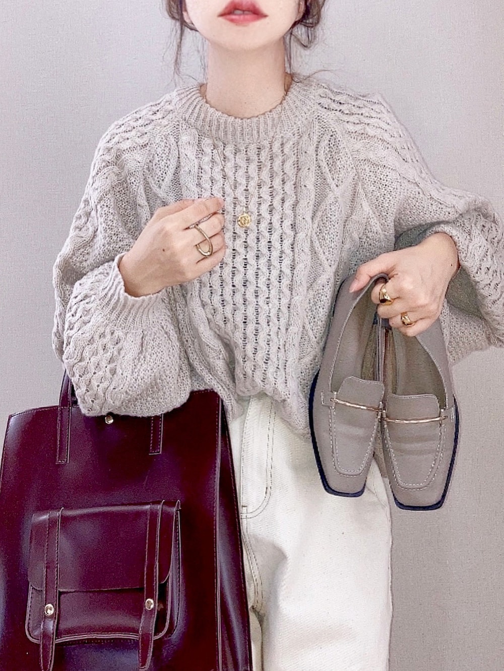 ベージュ系のニット/セーター、ベージュ系のデニムパンツ、グレー系のローファーを着用したレディースの秋コーディネートの4枚目の写真