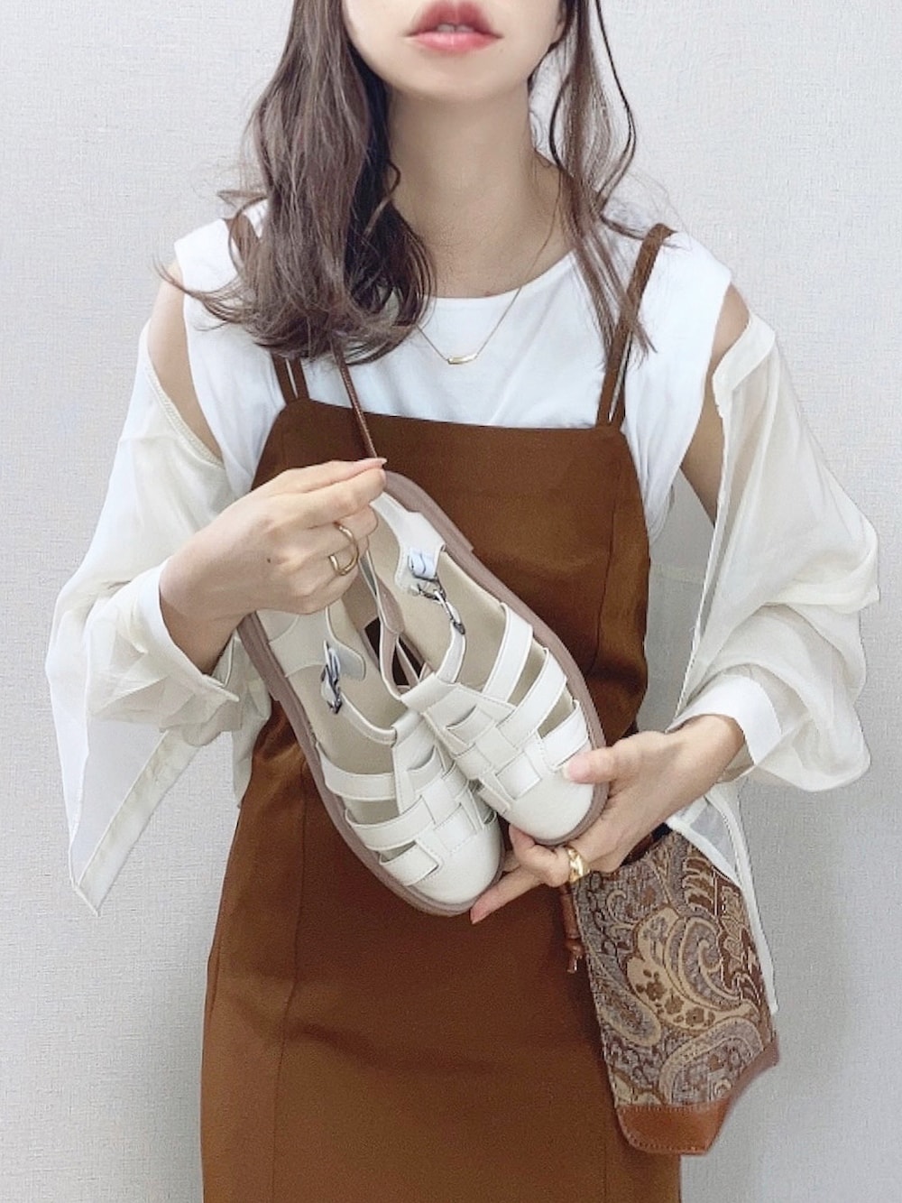 ブラウン系のワンピース、ベージュ系のシャツ/ブラウス、ホワイト系のTシャツ/カットソーを着用したレディースの夏コーディネートの2枚目の写真