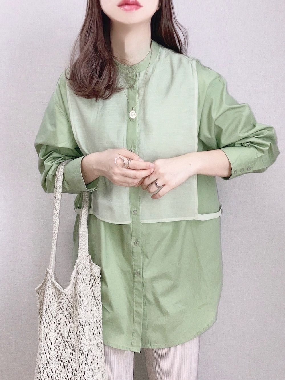 グリーン系のシャツ/ブラウス、ホワイト系のトートバッグ、その他のバレエシューズを着用したレディースの春コーディネートの2枚目の写真