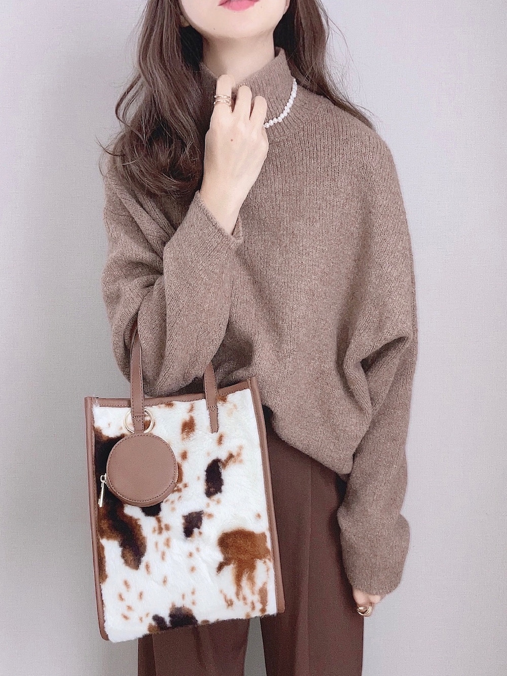 ブラウン系のニット/セーター、ブラウン系のその他パンツ、ブラウン系のトートバッグを着用したレディースの秋コーディネートの2枚目の写真