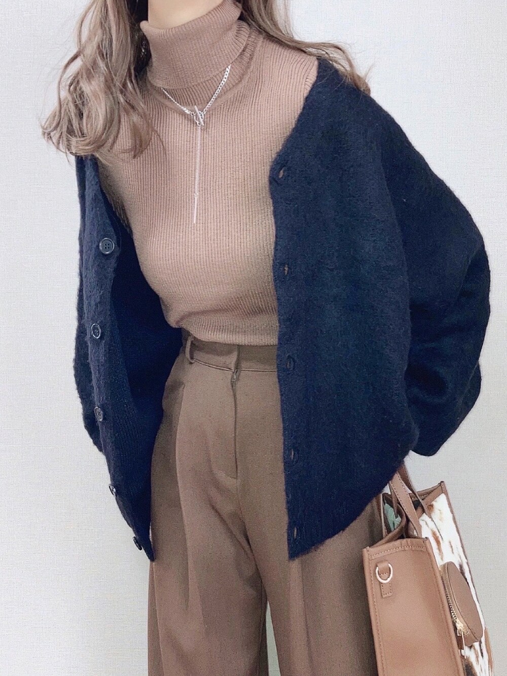 ブラック系のカーディガン/ボレロ、ブラウン系のニット/セーター、ブラウン系のその他パンツを着用したレディースの秋コーディネートの2枚目の写真