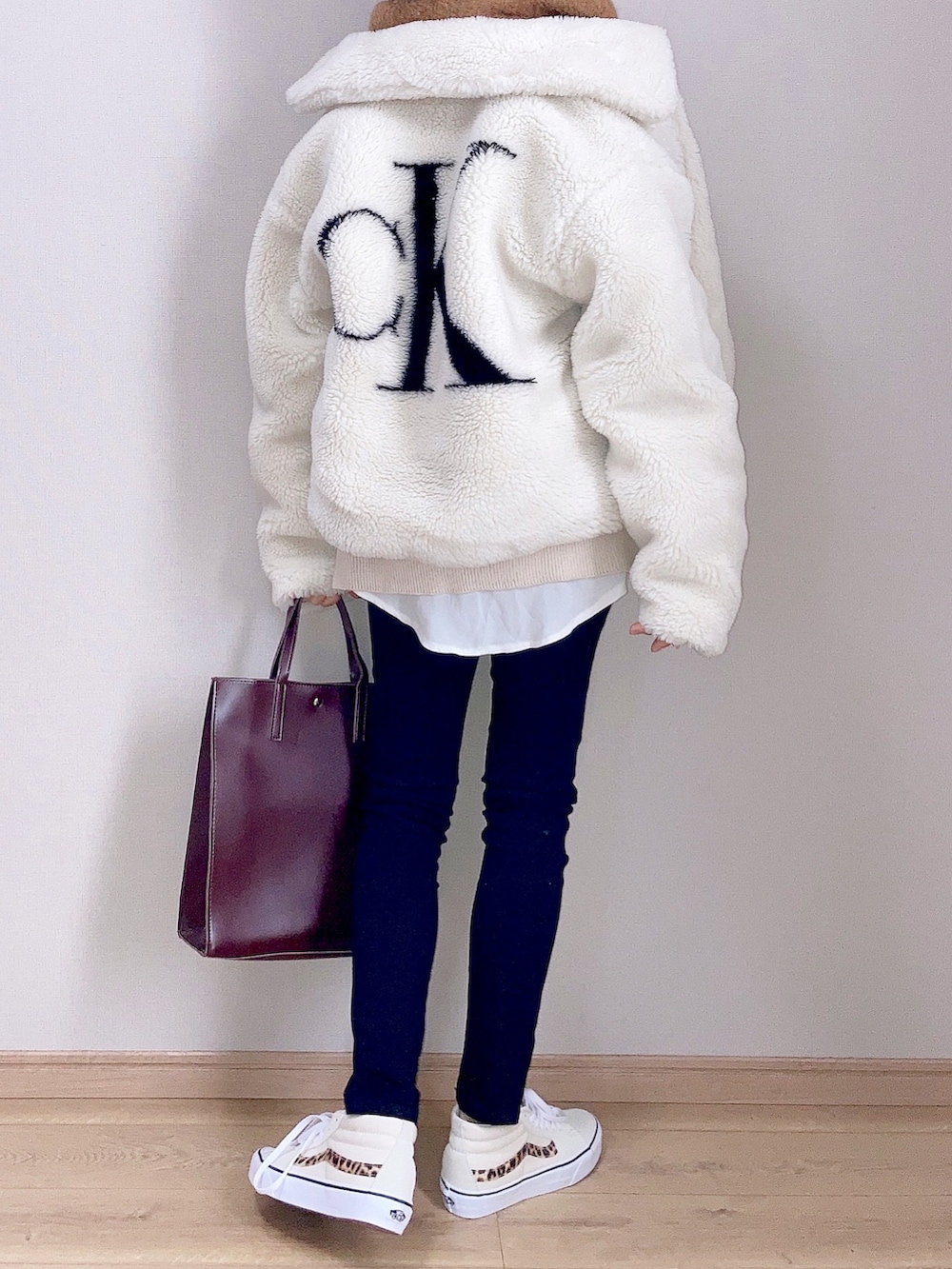 ホワイト系のその他アウター、ブラック系のデニムパンツ、その他のスニーカーを着用したレディースの秋コーディネートの4枚目の写真