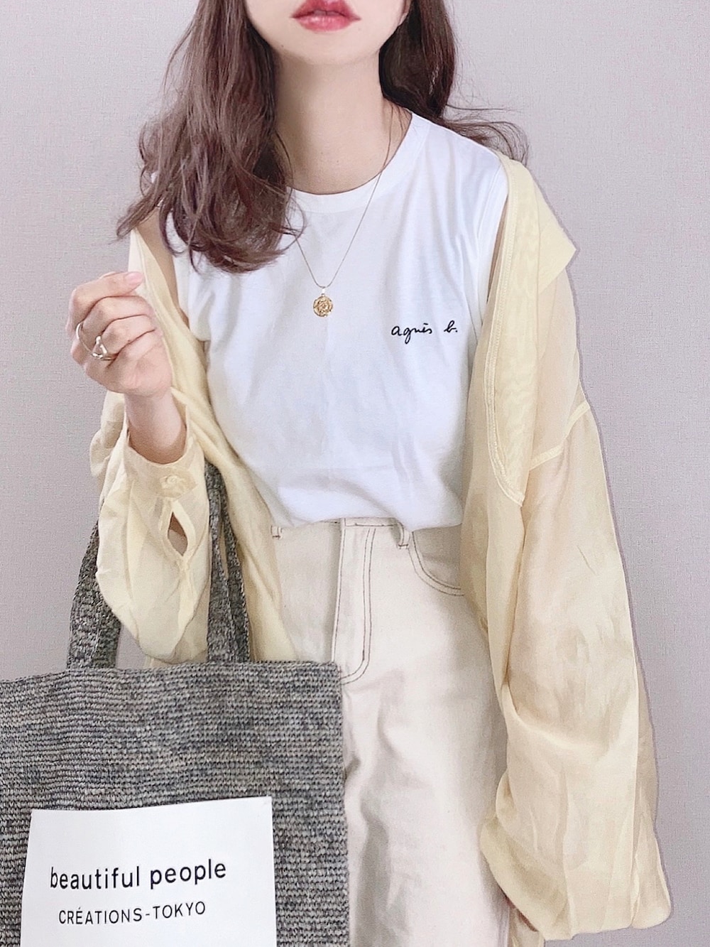 「シースルー、シアーシャツ、シャツスタイル、イエロー、トートバッグ、淡色コーデ、白パンツ、春夏コーデ、プチプラ、休日スタイル、ビッグシルエット、ボリューム袖、コンバース、タックイン、かごバッグ」｜「select MOCAの2022 SS シアーポプリンブザム切替えバンドカラーブラウス（シャツ/ブラウス、イエロー系）」を使った、ぴょんさん（レディース・167cm）の春コーディネートの2枚目の写真