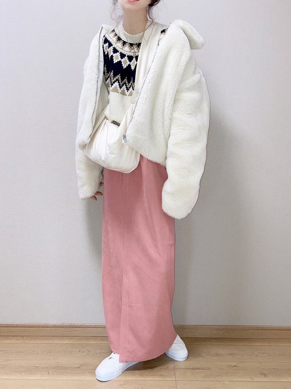 「Calvin Klein、カルバンクライン、PR、VANS、ピンク、ボアジャケット、ブルゾン、ロングスカート、コーデュロイ、スニーカー、大人カジュアル、シンプルコーデ、ノルディック柄」｜「Calvin Kleinのバックモノグラム シェルパジャケット（その他アウター、ホワイト系）」を使った、ぴょんさん（レディース・167cm）の秋コーディネートの2枚目の写真