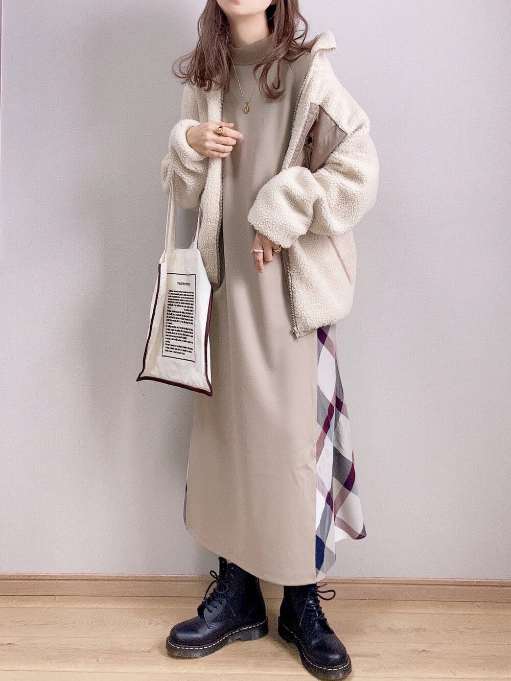 ベージュ系のワンピース、ベージュ系のブルゾン、ベージュ系のトートバッグを着用したレディースの冬コーディネートの2枚目の写真