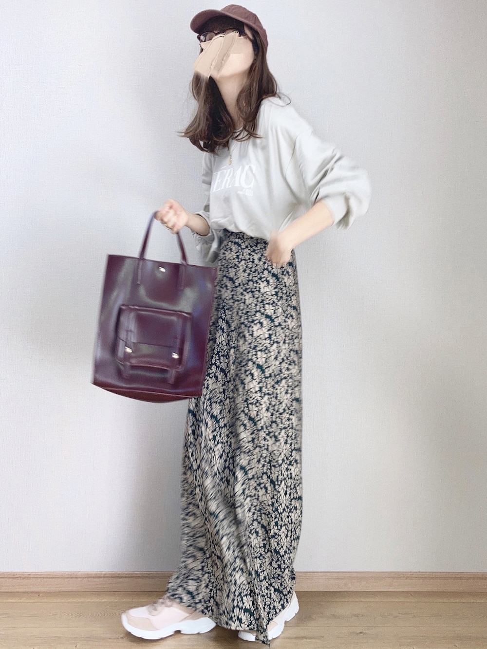 グレー系のTシャツ/カットソー、グリーン系のスカート、ブラウン系のハンドバッグを着用したレディースの夏コーディネートの2枚目の写真