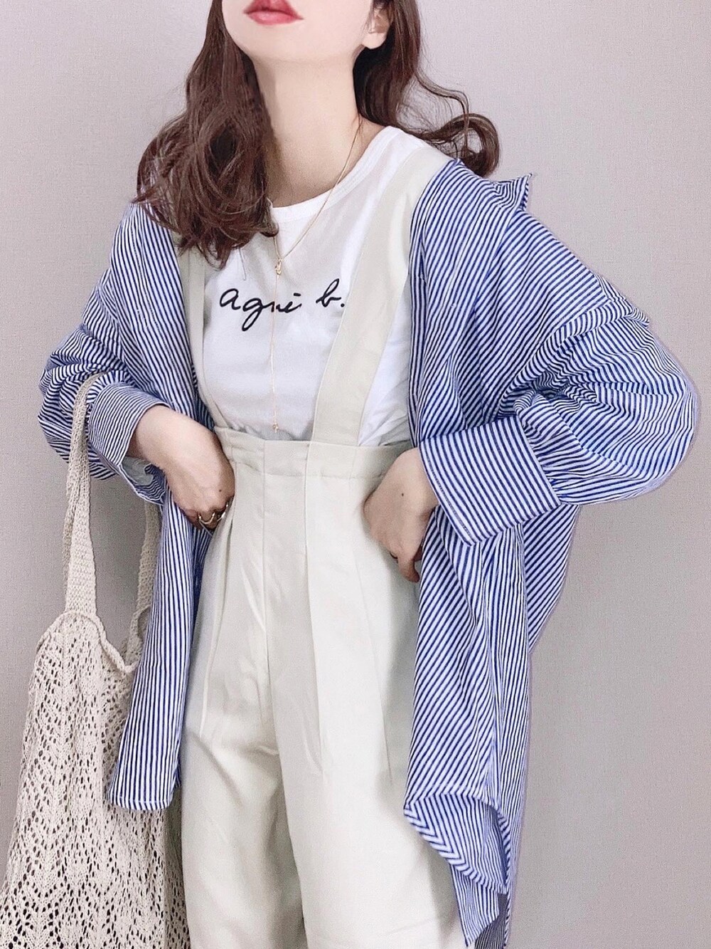 「春夏コーデ、春コーデ、淡色コーデ、サロペット、トートバッグ、レイヤードスタイル、休日スタイル、プチプラ、ビッグシルエット、ストライプ、シャツスタイル」｜「select MOCA by sonの2022 SS ハイウエストサロペット（サロペット/オーバーオール、ホワイト系）」を使った、ぴょんさん（レディース・167cm）の春コーディネートの2枚目の写真