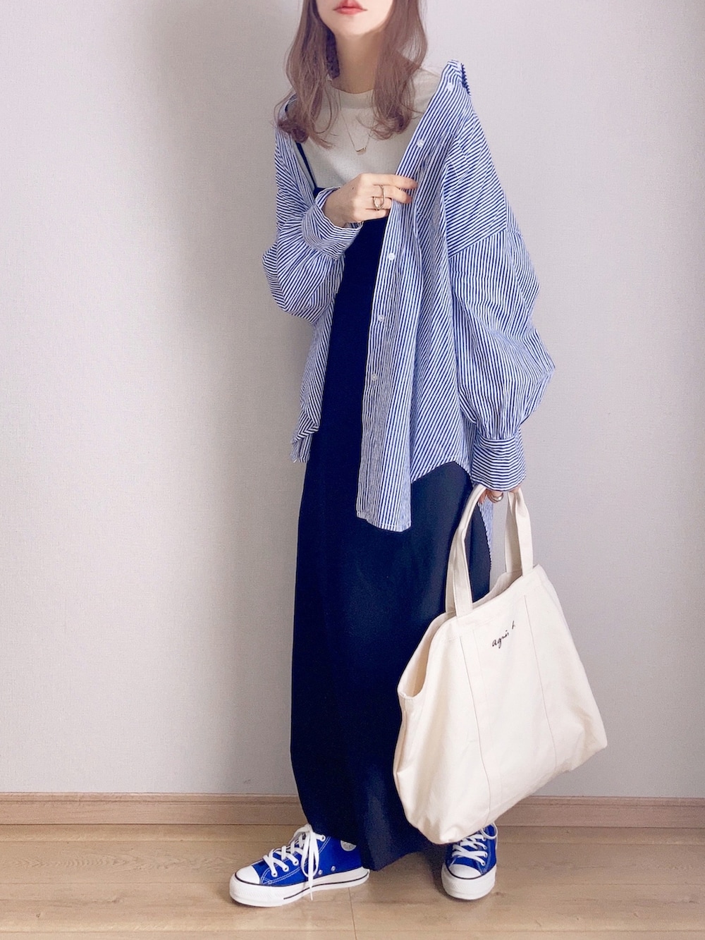 ブラック系のワンピース、ブルー系のシャツ/ブラウス、ホワイト系のTシャツ/カットソーを着用したレディースの春コーディネートの3枚目の写真