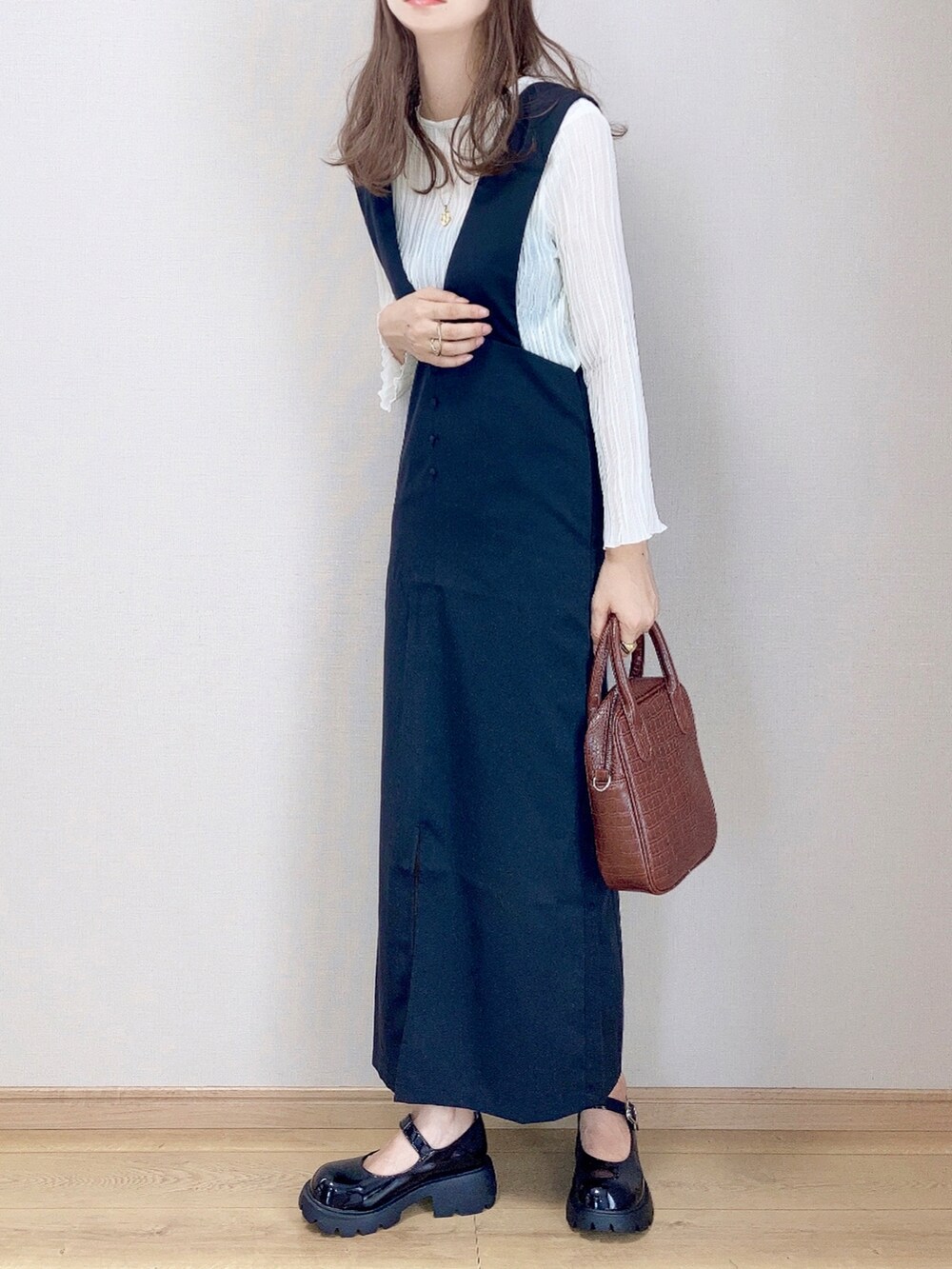 ベージュ系のシャツ/ブラウス、ブラック系のワンピース、ブラック系のドレスシューズを着用したレディースの秋コーディネートの2枚目の写真