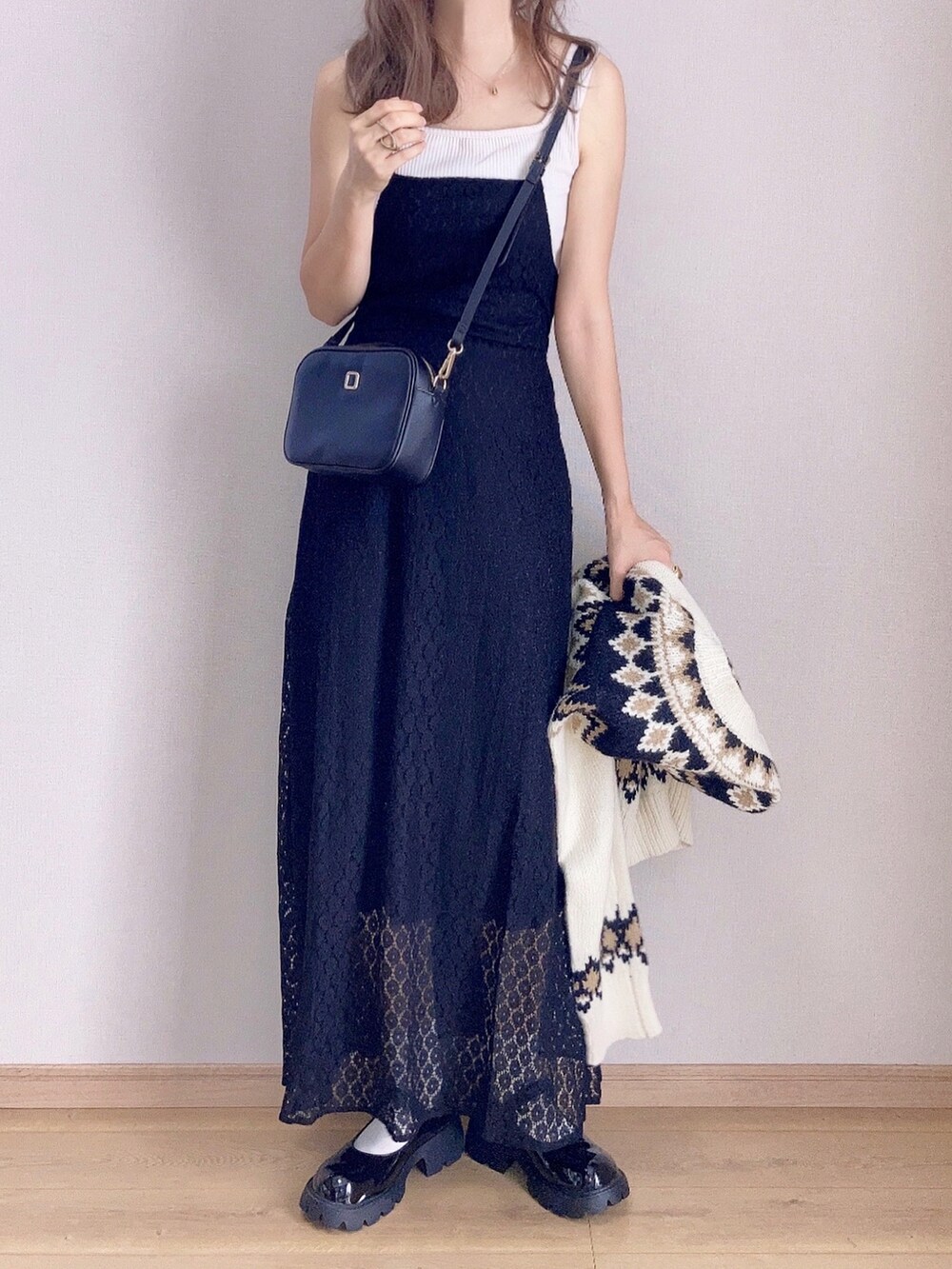 ブラック系のワンピース、ホワイト系のニット/セーター、ブラック系のドレスシューズを着用したレディースの秋コーディネートの3枚目の写真