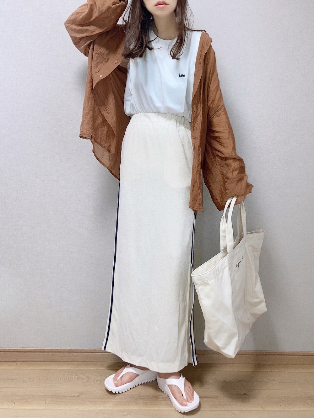 ホワイト系のTシャツ/カットソー、ホワイト系のスカート、ホワイト系のトートバッグを着用したレディースの夏コーディネートの2枚目の写真