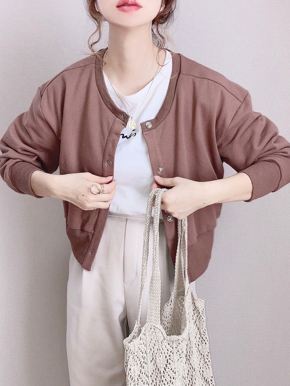 ブラウン系のカーディガン/ボレロ、ホワイト系のTシャツ/カットソー、ホワイト系のその他パンツを着用したレディースの春コーディネートの2枚目の写真