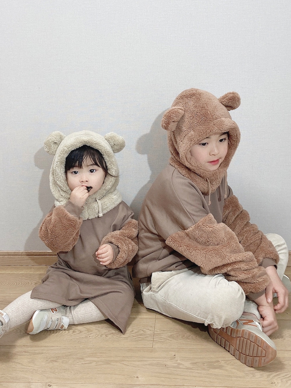 ブラウン系のスウェット、ベージュ系のその他パンツ、ベージュ系のスニーカーを着用したキッズの冬コーディネートの2枚目の写真