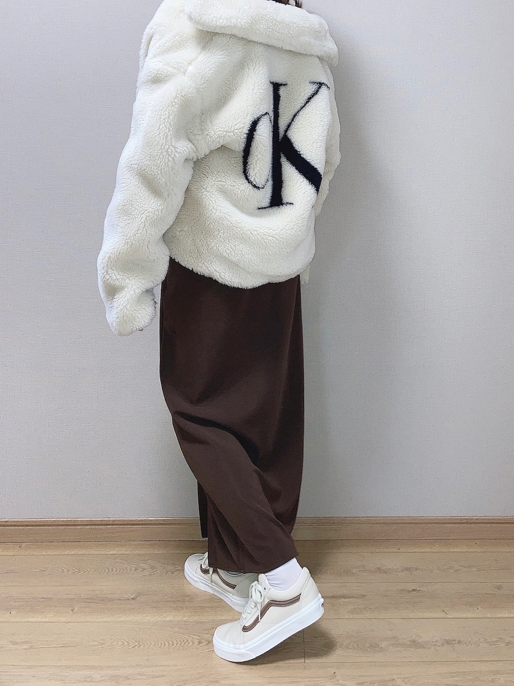 ホワイト系のその他アウター、イエロー系のTシャツ/カットソー、ブラウン系のスカートを着用したレディースの秋コーディネートの2枚目の写真