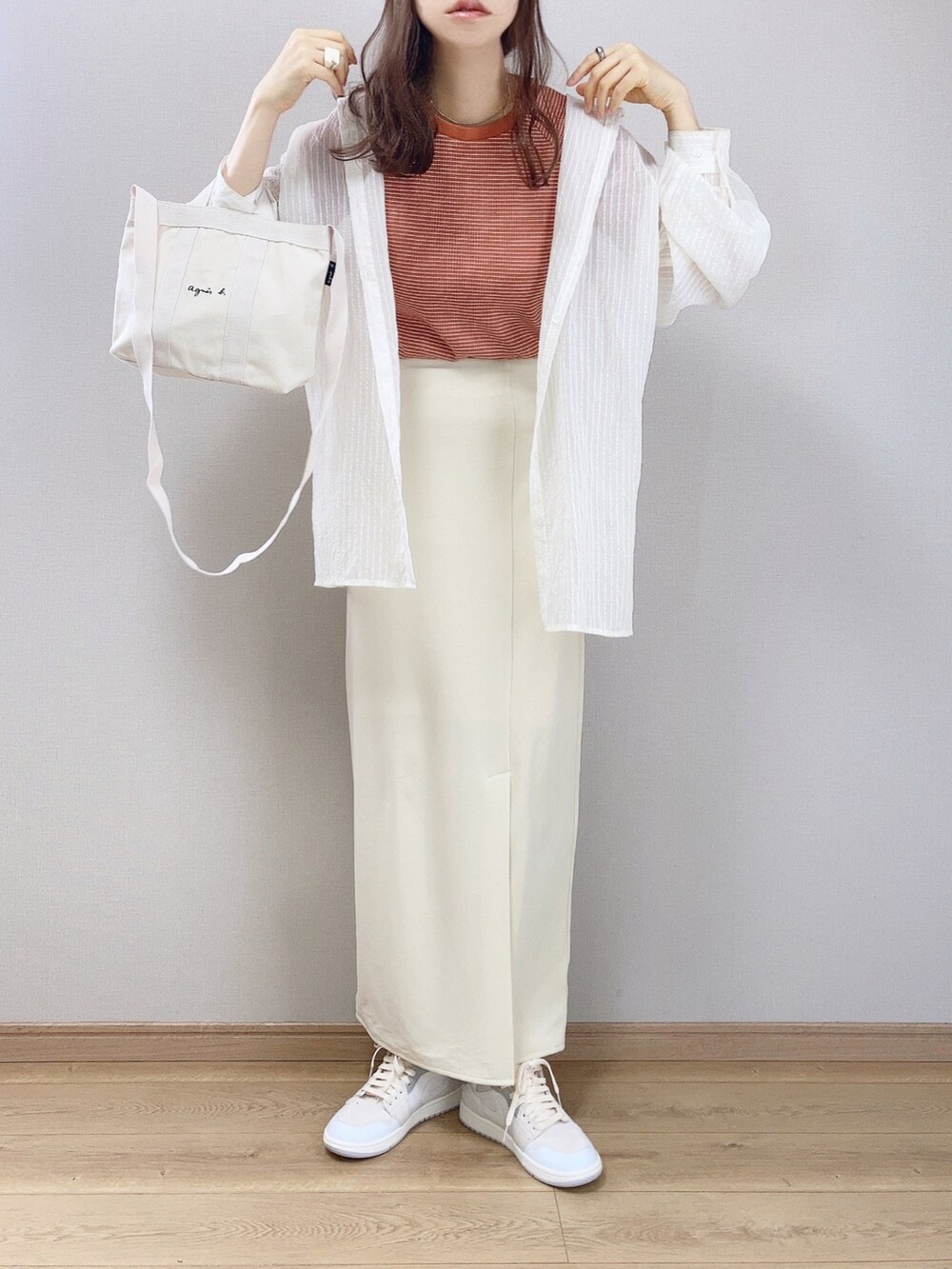 オレンジ系のTシャツ/カットソー、ホワイト系のシャツ/ブラウス、ホワイト系のスカートを着用したレディースの夏コーディネートの3枚目の写真