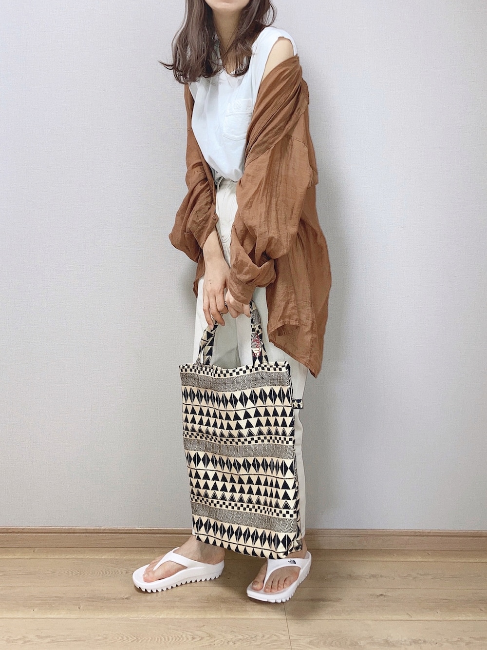 ブラウン系のシャツ/ブラウス、ベージュ系のデニムパンツ、ブラック系のショルダーバッグを着用したレディースの夏コーディネートの2枚目の写真