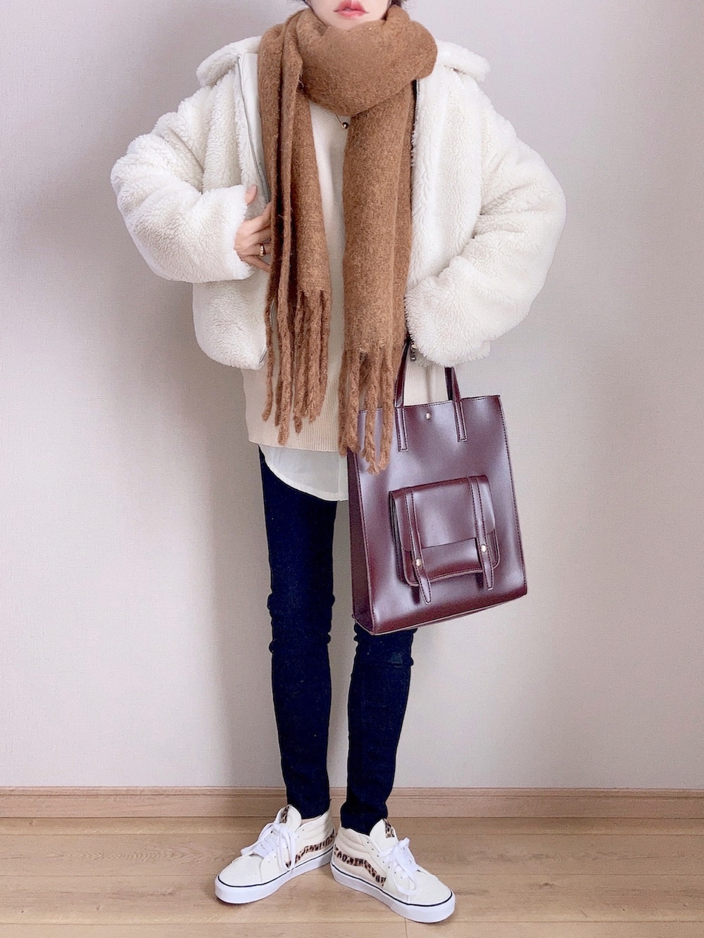 ホワイト系のその他アウター、ブラック系のデニムパンツ、その他のスニーカーを着用したレディースの秋コーディネートの2枚目の写真