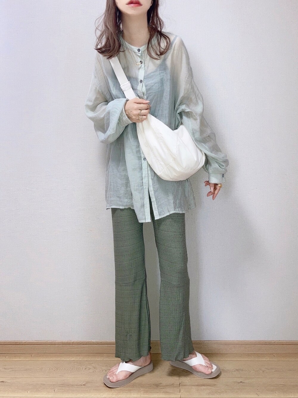 グリーン系のその他パンツ、ホワイト系のショルダーバッグ、グリーン系のシャツ/ブラウスを着用したレディースの夏コーディネートの2枚目の写真