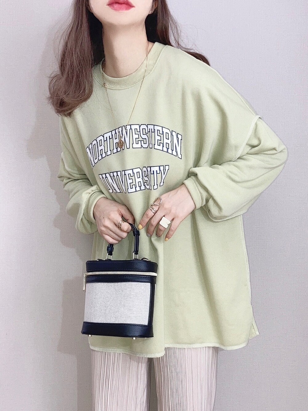 「春コーデ、レイヤードスタイル、ベスト、グリーン、淡色コーデ、ワントーンコーデ、春カラー、しまむら、プチプラ、白スニーカー、ビッグシルエット、カラーパレット、スウェット、韓国ファッション」｜「CORNERSの【2022SS】カレッジロゴルーズスウェット（スウェット、グリーン系）」を使った、ぴょんさん（レディース・167cm）の冬コーディネートの3枚目の写真
