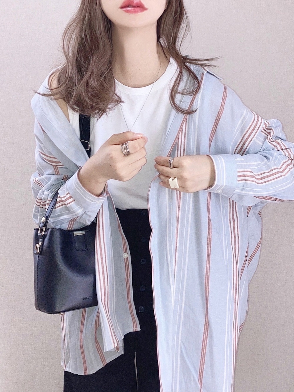 ブルー系のシャツ/ブラウス、ホワイト系のTシャツ/カットソー、ブラック系のサロペット/オーバーオールを着用したレディースの春コーディネートの2枚目の写真