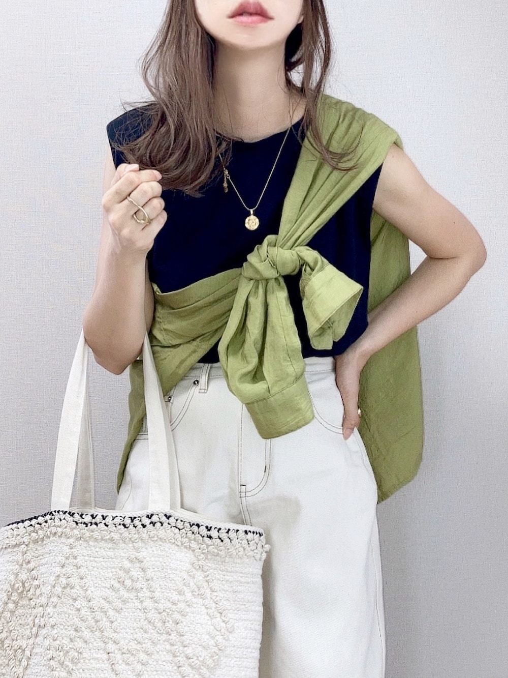 ブラック系のタンクトップ、グリーン系のシャツ/ブラウス、ベージュ系のデニムパンツを着用したレディースの夏コーディネートの3枚目の写真