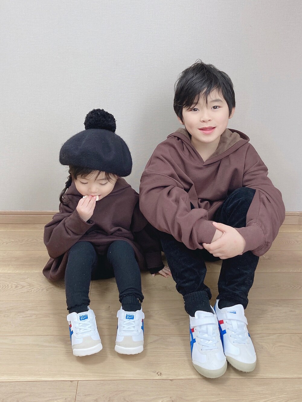 ホワイト系のスニーカー、ブラウン系のパーカー、ブラック系のその他パンツを着用したキッズの秋コーディネートの4枚目の写真