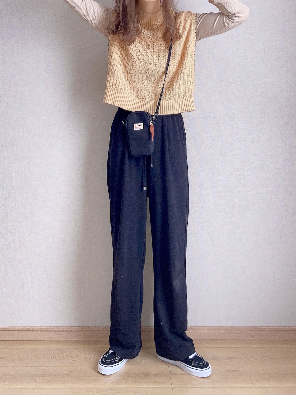 イエロー系のベスト、ベージュ系のTシャツ/カットソー、ブラック系のその他パンツを着用したレディースの秋コーディネートの2枚目の写真